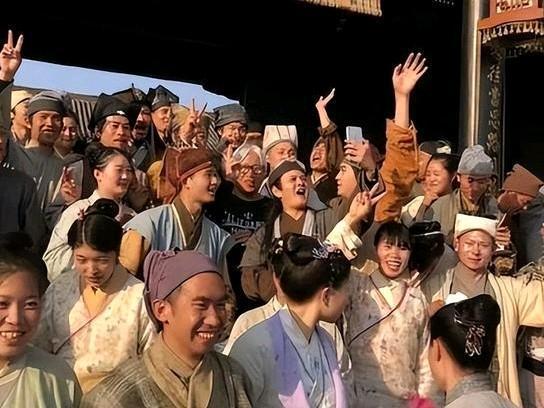 女泛滥懒汉遍地降薪后他们该何去何从？AG旗舰厅首页横店13万群演现状：美(图7)