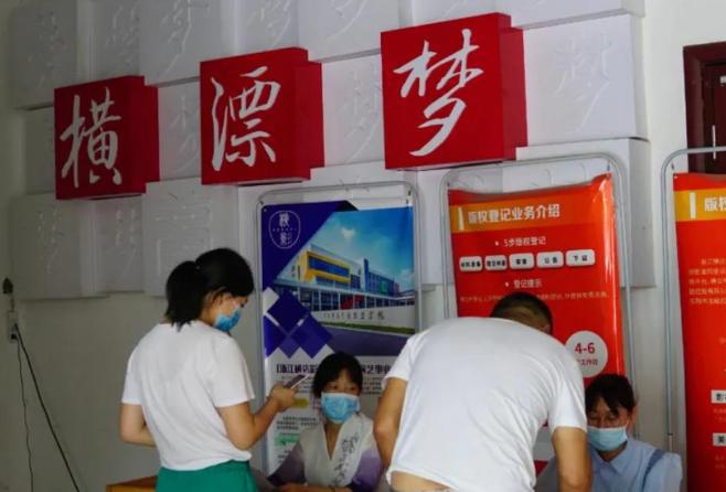 女泛滥懒汉遍地降薪后他们该何去何从？AG旗舰厅首页横店13万群演现状：美(图1)