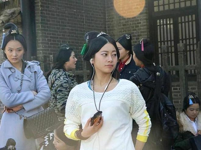 女泛滥懒汉遍地降薪后他们该何去何从？AG旗舰厅首页横店13万群演现状：美(图3)