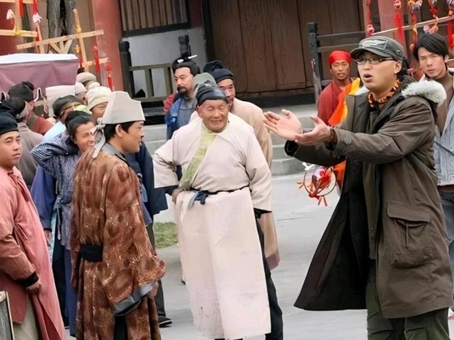 女泛滥懒汉遍地降薪后他们该何去何从？AG旗舰厅首页横店13万群演现状：美(图8)