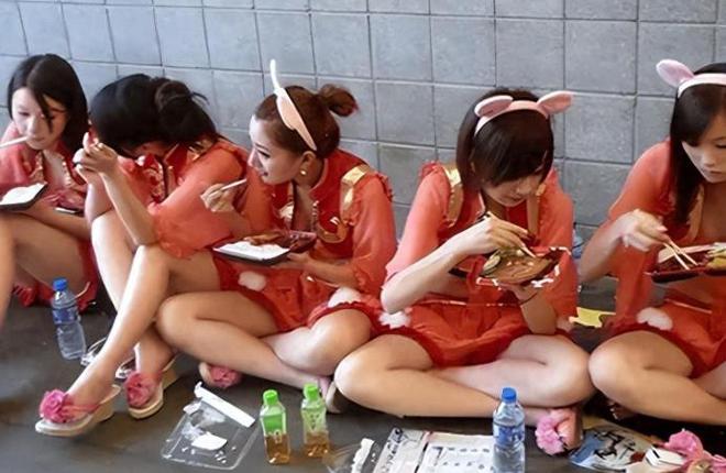 女泛滥懒汉遍地降薪后他们该何去何从？AG旗舰厅首页横店13万群演现状：美(图12)
