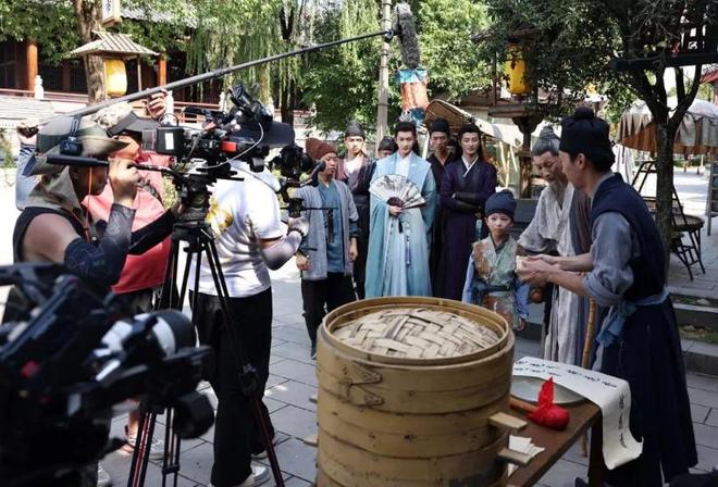 女泛滥懒汉遍地降薪后他们该何去何从？AG旗舰厅首页横店13万群演现状：美(图11)