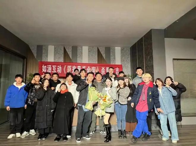 女泛滥懒汉遍地降薪后他们该何去何从？AG旗舰厅首页横店13万群演现状：美(图15)