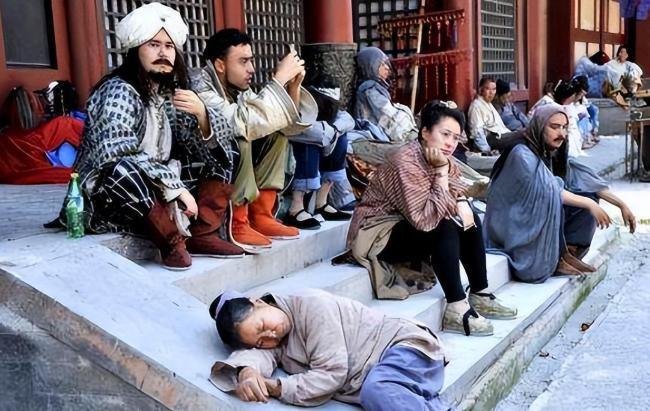 女泛滥懒汉遍地降薪后他们该何去何从？AG旗舰厅首页横店13万群演现状：美(图23)