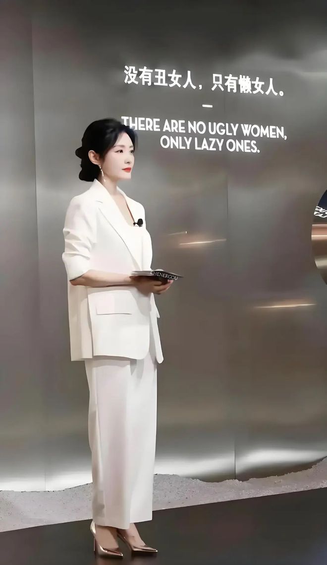 级？从以前的“国泰民安脸”变身网红脸AG旗舰厅网难道央视也没逃过审美降(图3)