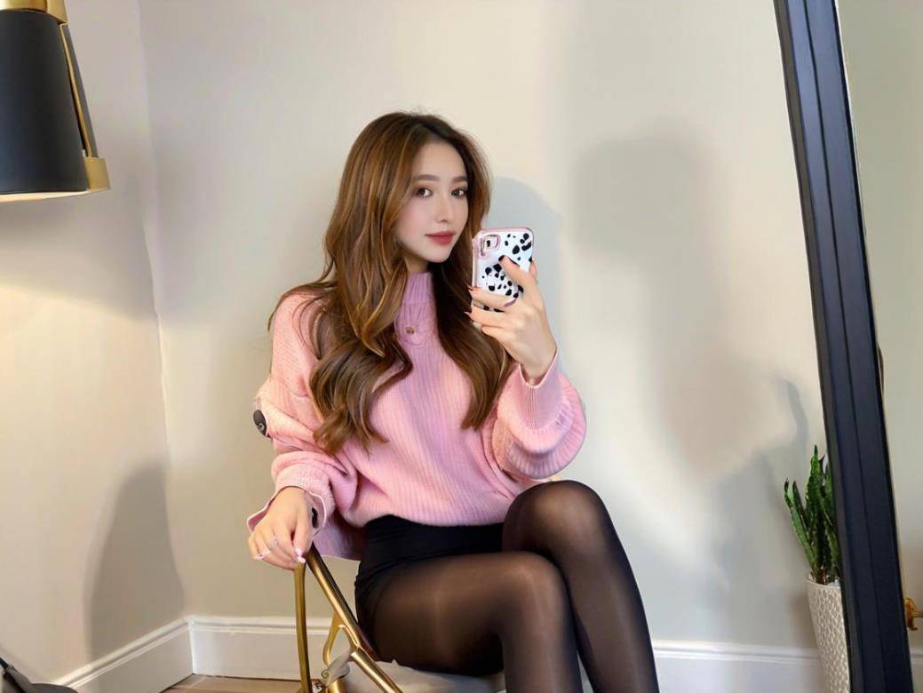 性感简直是职场女性的搭配利器！AG旗舰厅经典黑色粗跟单鞋神秘(图2)