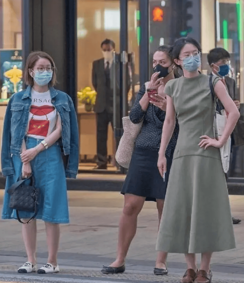 “裙不上膝、鞋不带跟”却个个洋气又时髦AG旗舰厅最新版去了香港才发现满街都是(图8)