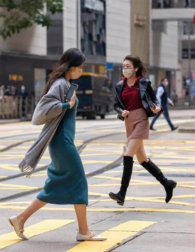 “裙不上膝、鞋不带跟”却个个洋气又时髦AG旗舰厅最新版去了香港才发现满街都是(图9)