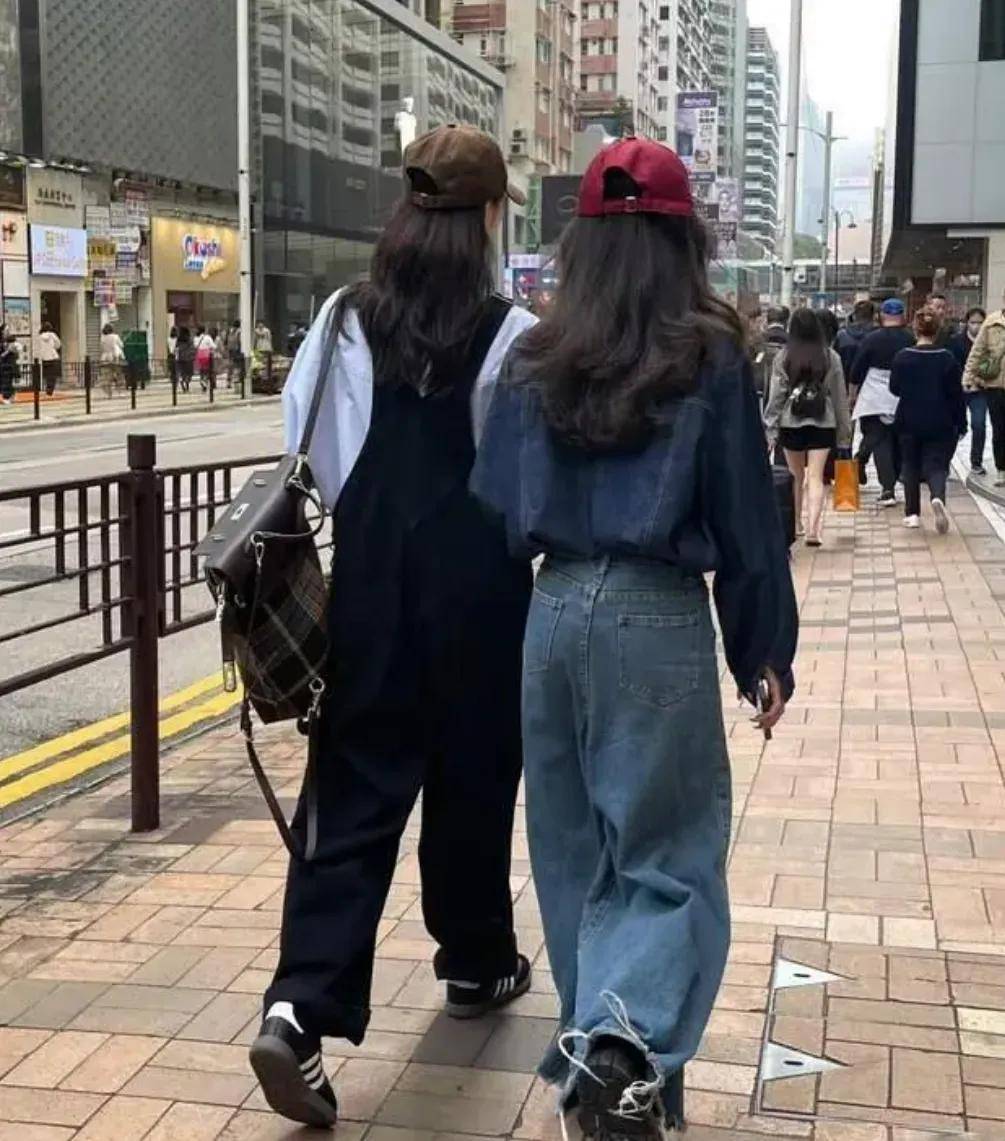 “裙不上膝、鞋不带跟”却个个洋气又时髦AG旗舰厅最新版去了香港才发现满街都是(图11)