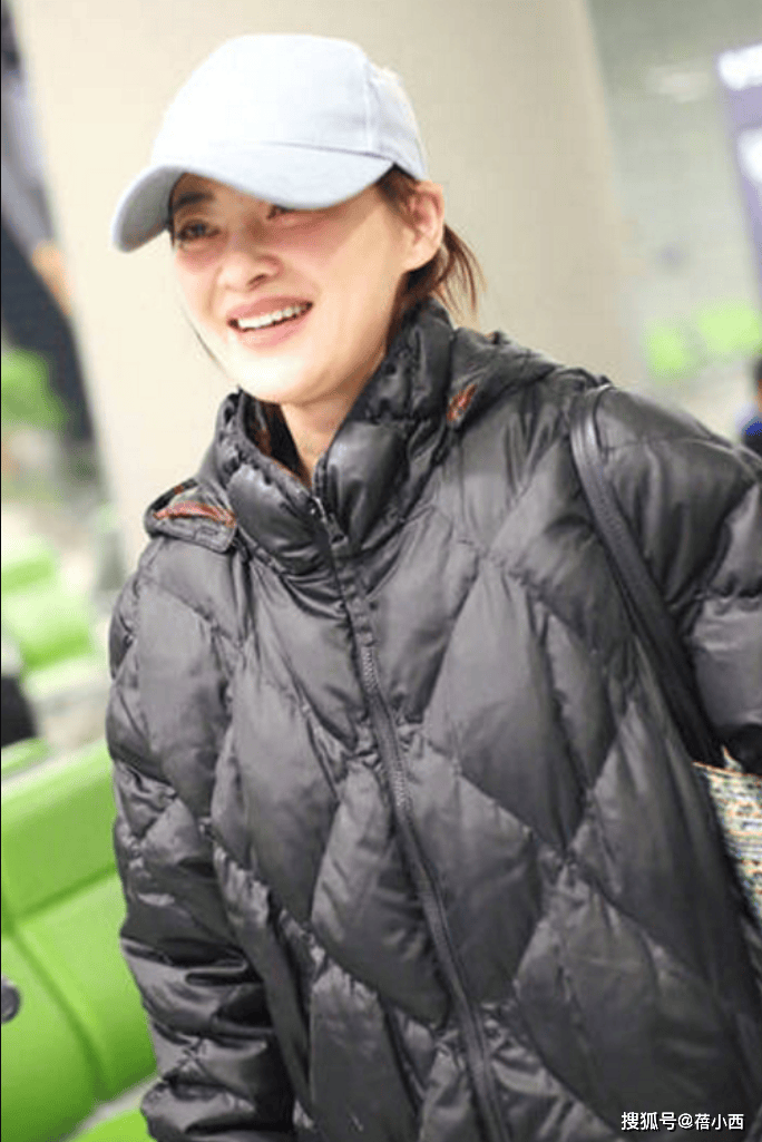 了：羽绒服不配半身裙、高跟鞋才更显贵AG旗舰厅最新版看了梅婷的穿搭我悟(图7)