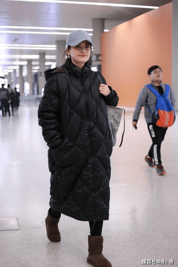 了：羽绒服不配半身裙、高跟鞋才更显贵AG