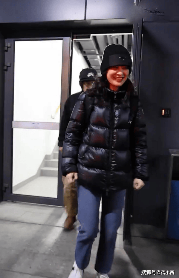 了：羽绒服不配半身裙、高跟鞋才更显贵AG旗舰厅最新版看了梅婷的穿搭我悟(图2)