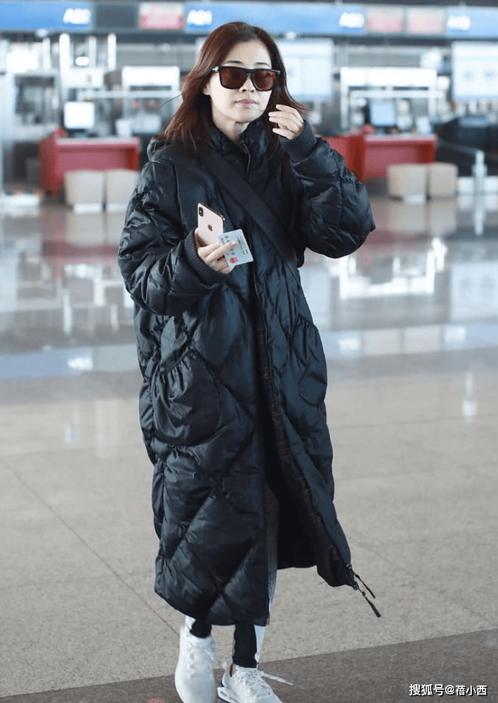 了：羽绒服不配半身裙、高跟鞋才更显贵AG旗舰厅最新版看了梅婷的穿搭我悟(图3)