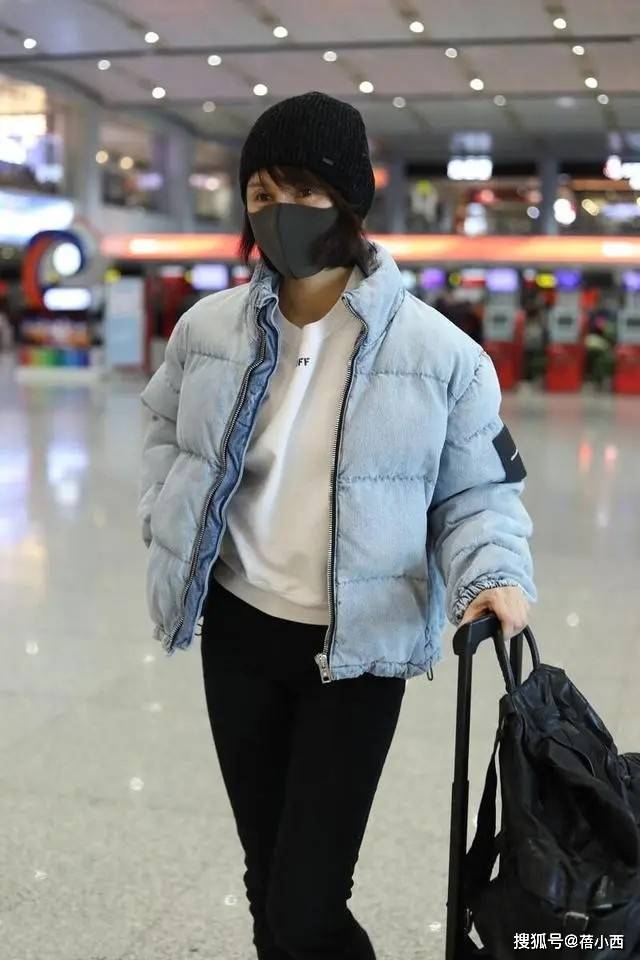 了：羽绒服不配阔腿裤、高跟鞋才更减龄AG旗舰厅app看了袁泉的穿搭我悟(图2)
