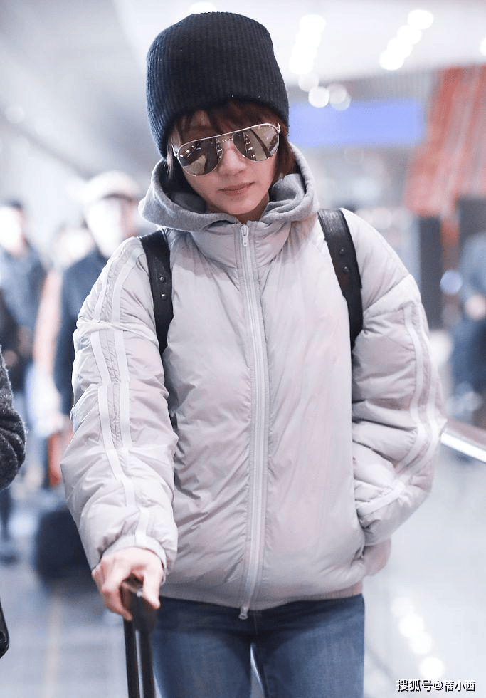 了：羽绒服不配阔腿裤、高跟鞋才更减龄AG旗舰厅app看了袁泉的穿搭我悟(图4)