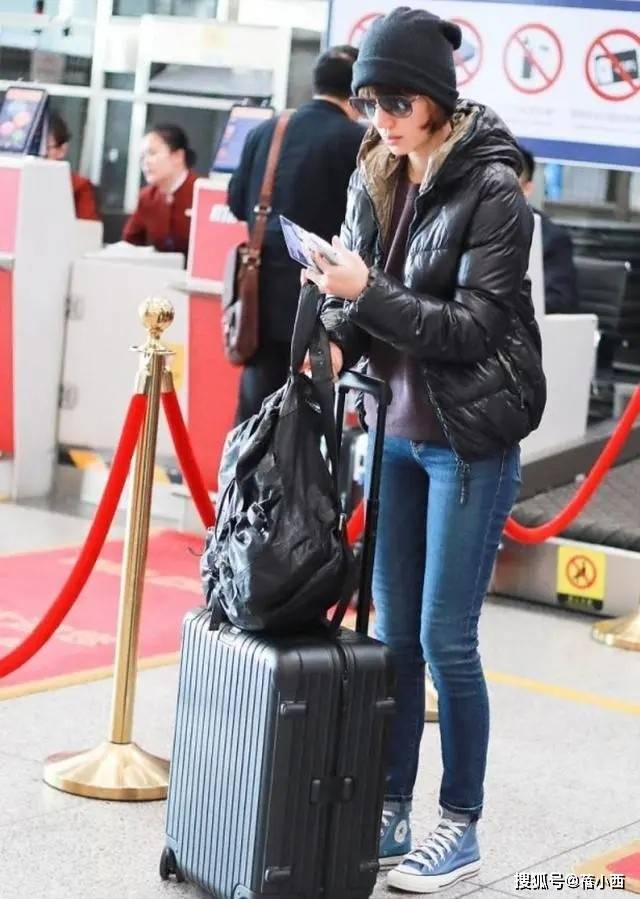 了：羽绒服不配阔腿裤、高跟鞋才更减龄AG旗舰厅app看了袁泉的穿搭我悟(图5)