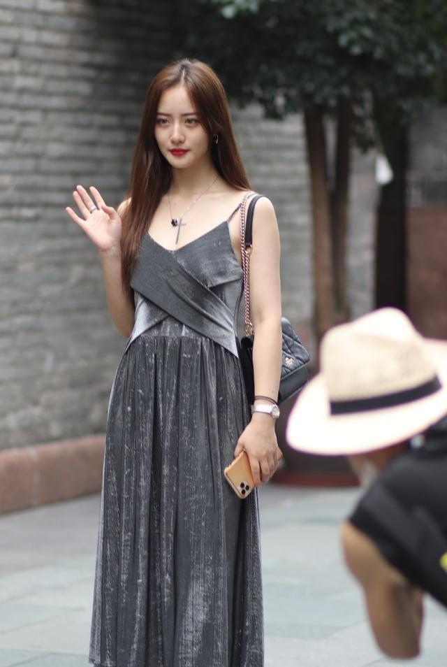 配时尚高跟鞋学会这样穿搭让你仙气飘飘AG旗舰厅ios版灰色吊带晚礼服搭(图1)