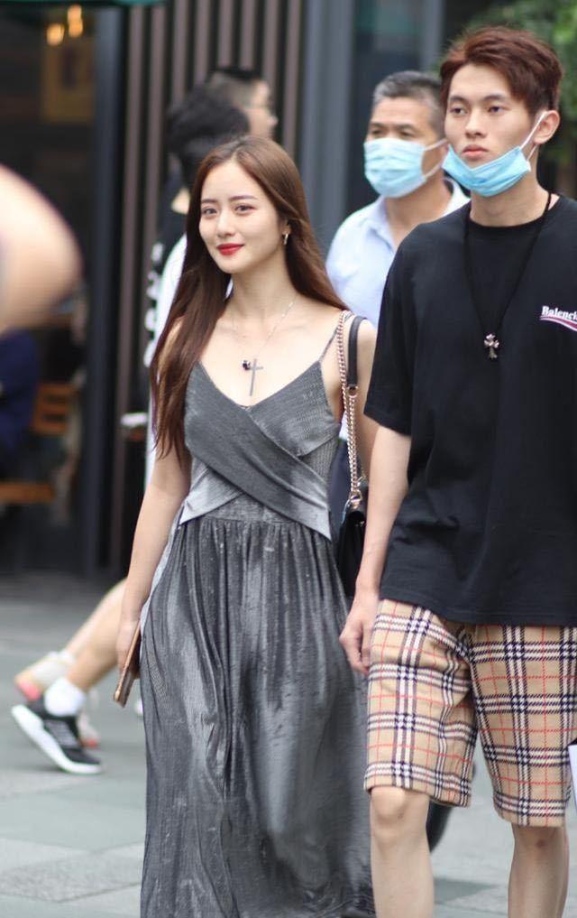 配时尚高跟鞋学会这样穿搭让你仙气飘飘AG旗舰厅ios版灰色吊带晚礼服搭(图3)