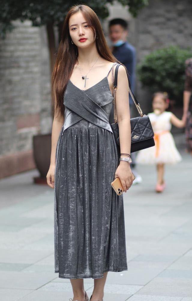 配时尚高跟鞋学会这样穿搭让你仙气飘飘AG旗舰厅ios版灰色吊带晚礼服搭(图2)
