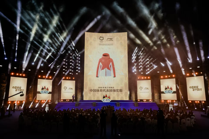 冬奥会领奖服发布 李宁抢占奥运营销“制高点”AG旗舰厅app中国体育代表团2026年米兰(图1)