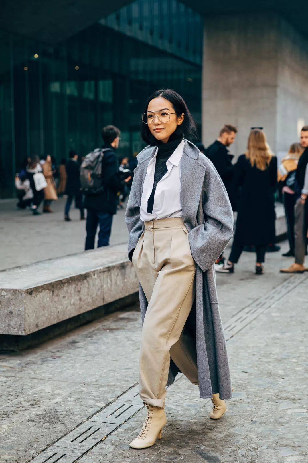 鞋！今年流行搭配这3双鞋优雅时髦又保暖AG旗舰厅网站首页穿大衣不一定要配高跟(图4)