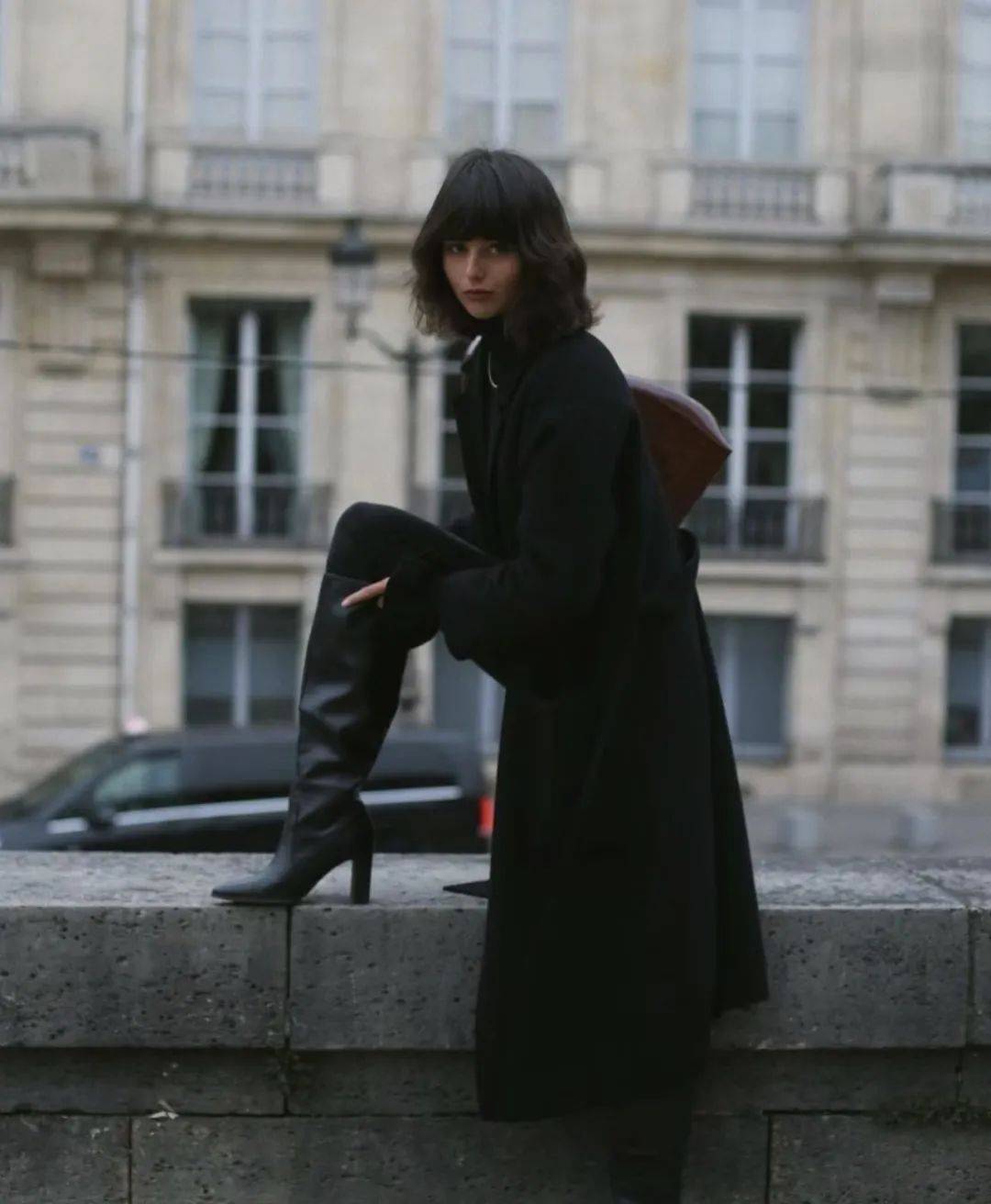 鞋！今年流行搭配这3双鞋优雅时髦又保暖AG旗舰厅网站首页穿大衣不一定要配高跟(图6)