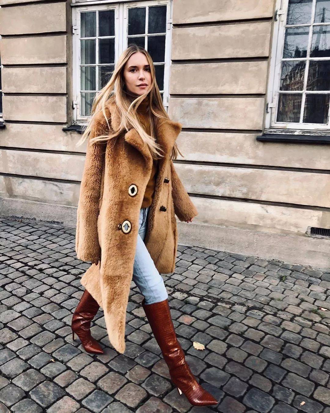 鞋！今年流行搭配这3双鞋优雅时髦又保暖AG旗舰厅网站首页穿大衣不一定要配高跟(图9)