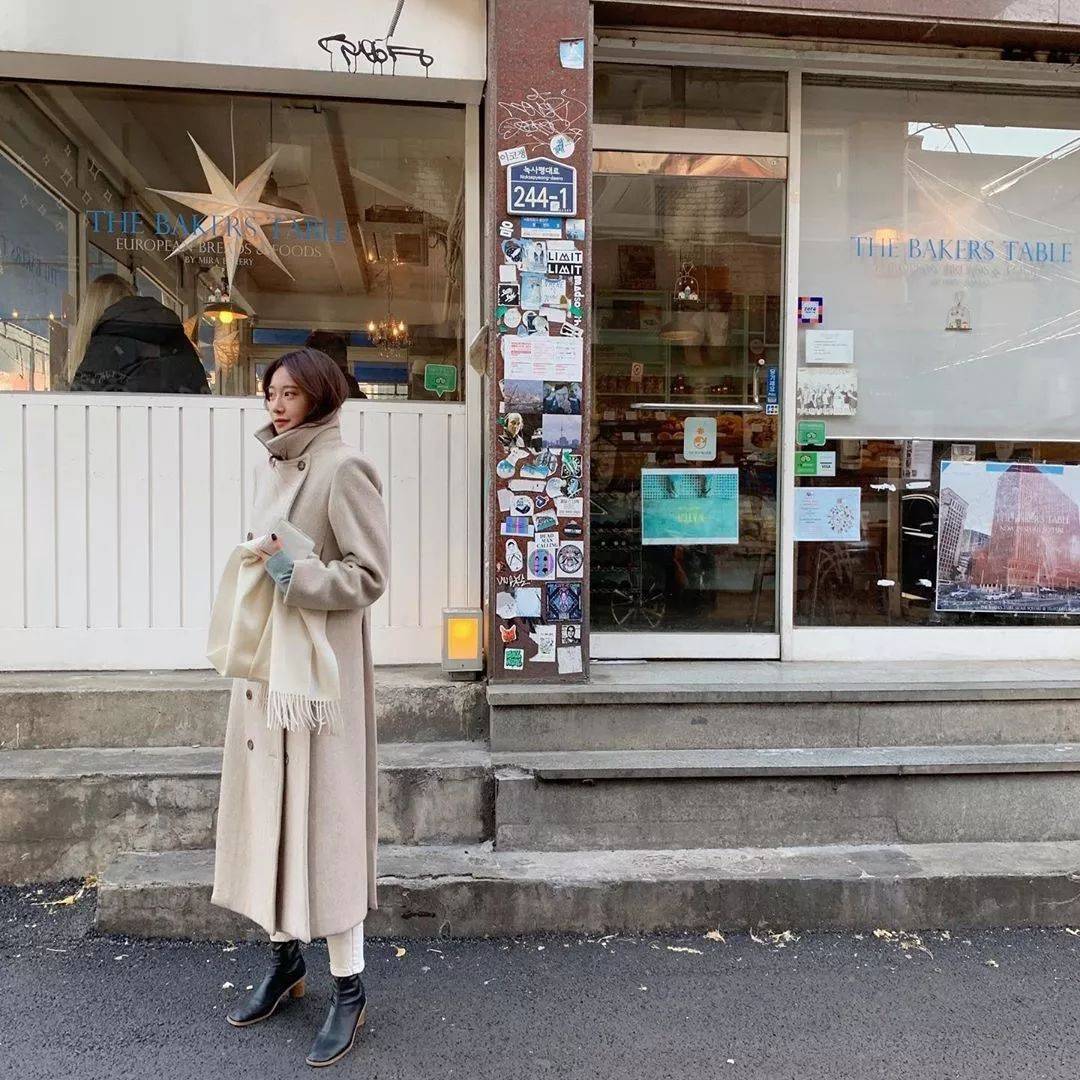 鞋！今年流行搭配这3双鞋优雅时髦又保暖AG旗舰厅网站首页穿大衣不一定要配高跟(图10)