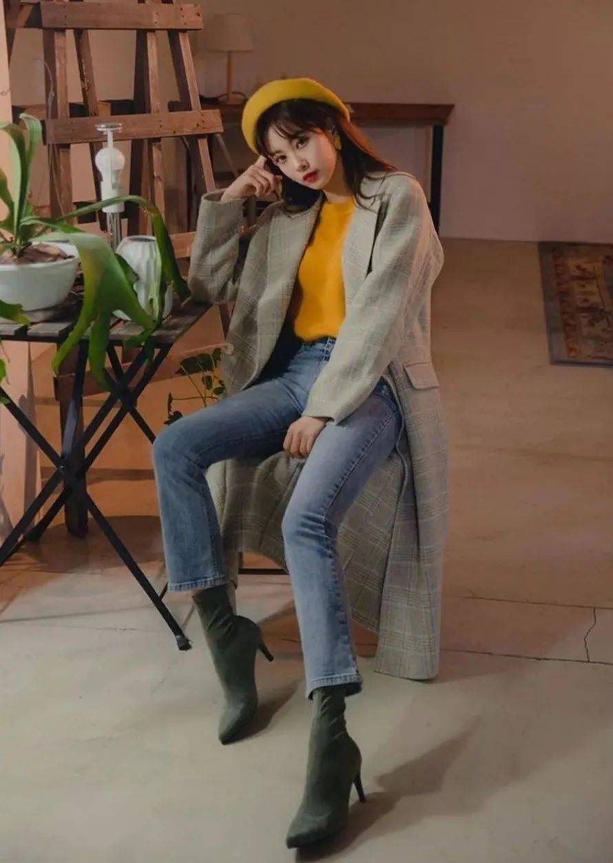 鞋！今年流行搭配这3双鞋优雅时髦又保暖AG旗舰厅网站首页穿大衣不一定要配高跟(图12)