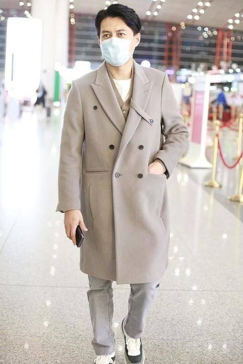 时尚穿搭指南：向靳东学穿衣AG旗舰厅娱乐平台中年男性(图2)